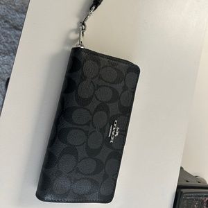 Coach long-zip wallet in signature canvas -NEVER USED/New Condition